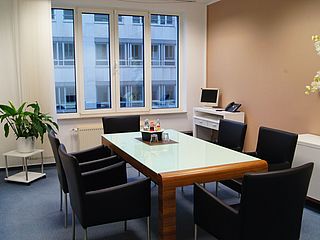 Der angenehm eingerichtete Besprechungsraum im ecos office center Magdeburg Hegelstraße lädt zu Meetings oder Seminaren ein