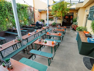 Frankfurt Homburger Hof Biergarten mit Blick auf großen Saal  Frankfurt Homburger Hof Biergarten mit Blick auf großen Saal