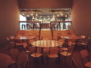 Gemütlicher Sitzbereich direkt bei der Bar in der Eventlocation mit süßem Garten in Frankfurt Gemütlicher Sitzbereich direkt bei der Bar in der Eventlocation im Body-Life Frankfurt