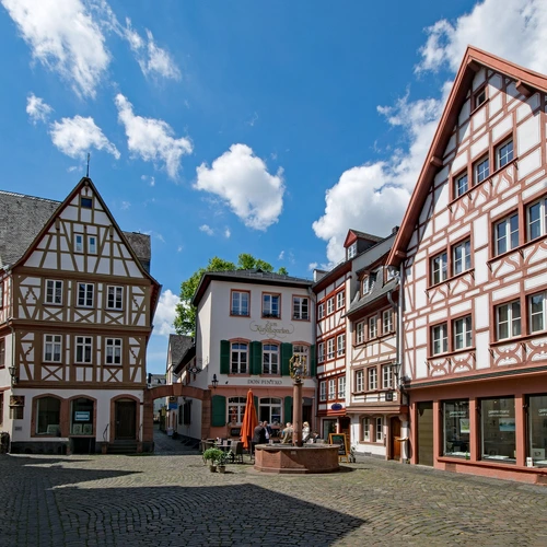 Mainz  Altstadt mit Blick auf den Kirschgarten. Alte Fachwerkhäuser. Blauer Himmel.
