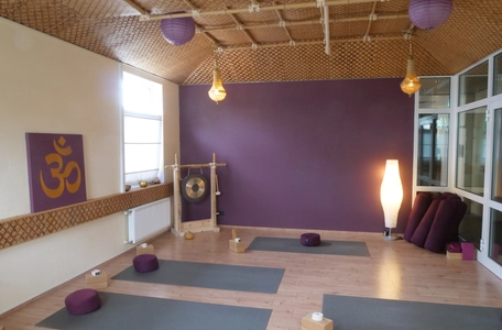 Yogastudio mit besonderer Atmosphäre Yogastudio mit besonderer Atmosphäre