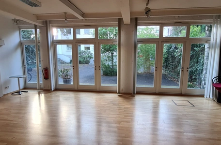 Blicköffnung: Ruhiger und heller Seminarraum im Hinterhof Blicköffnung: Ruhiger und heller Seminarraum im Hinterhof